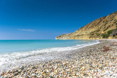 Deniz, plaj ve çakıl taşları. Yaz tatili