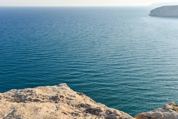 从悬崖上可以看到雄伟的海景 塞浦路斯岛 — 图库照片