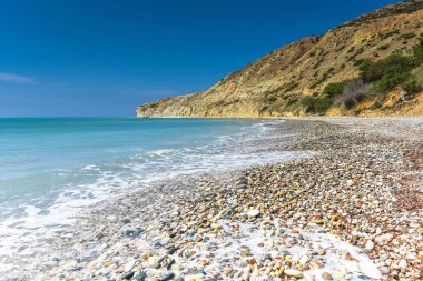 Turkuaz deniz su ve çakıl taşları ile pastoral sakin tropikal plaj