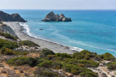 Kayalar denizin içinde. Su küçük kayalık adalar