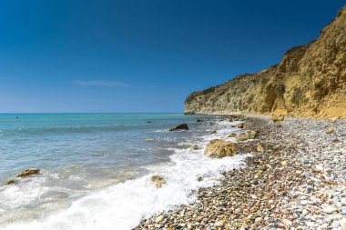 Turkuaz deniz su ve çakıl taşları ile pastoral sakin tropikal plaj