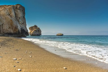 Dalgalar ve altın kum mavi denize sıfır