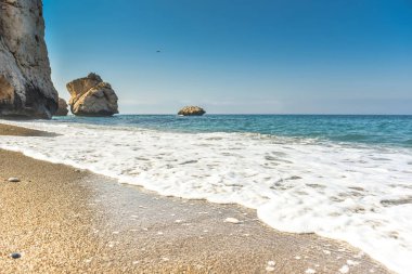 Altın kumlu plaj ve dalgalar kıyıya yaklaşan küçük deniz