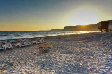 Sunset beach resort üzerinde. Kum boş şezlong