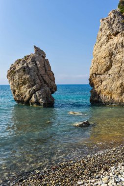 Kayalar denizin içinde. Su küçük kayalık adalar