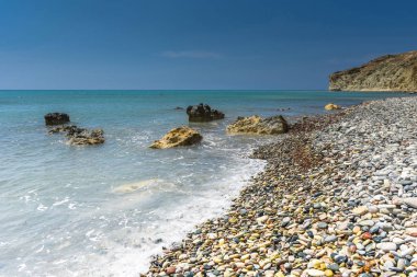 Turkuaz deniz su ve çakıl taşları ile pastoral sakin tropikal plaj