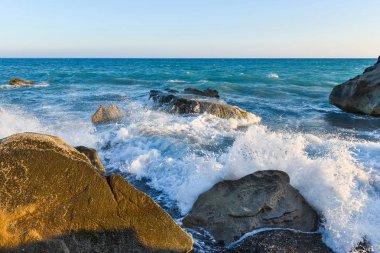 güçlü deniz dalgaları bir kayalık sahil kırma