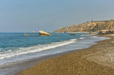 Kıbrıs sahil Adası. Çakıl taşları ve dalgalar deniz ile plaj