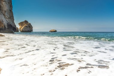 Beyaz deniz dalga köpüğü sahilde