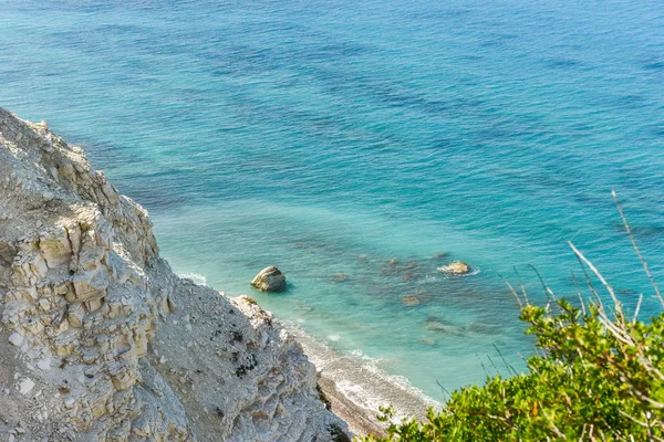 Ειδυλλιακό Τυρκουάζ Θάλασσα Νερό Και Λευκά Ασβεστολιθικά Βράχια — Φωτογραφία Αρχείου