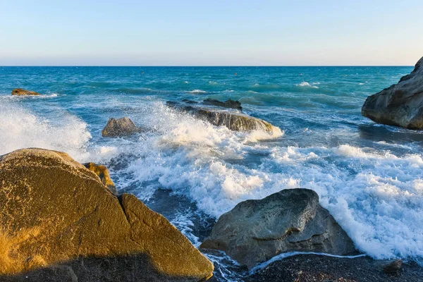 强大的海浪粉碎了岩石的海滩 — 图库照片