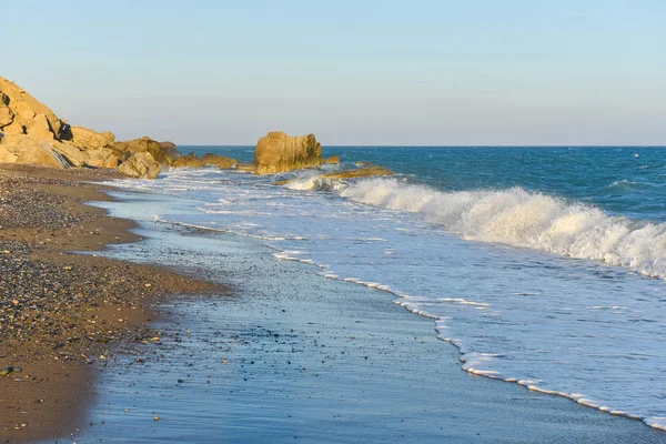 Witte Golven Die Breken Tegen Een Rotsachtige Strand — Stockfoto