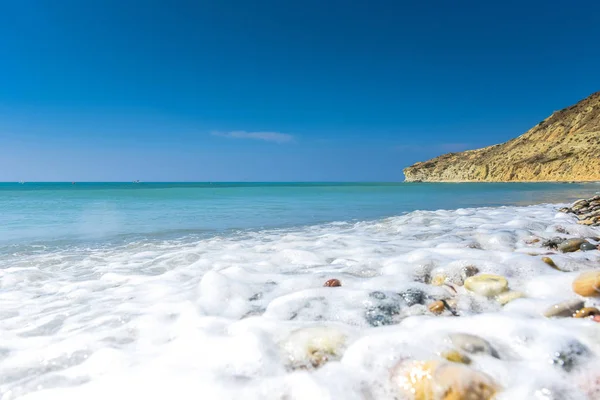 Sielankowy Spokojny Tropikalnej Plaży Turkusowe Morze Woda Kamienistych Kamienie — Zdjęcie stockowe
