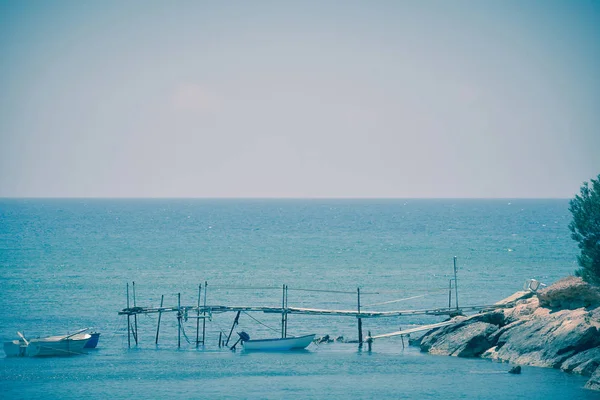 Imagen Tonificada Mares Tranquilos Pontones Barcos Pesca — Foto de Stock