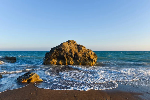 Ondas Mar Aproximando Praia Pedras Água — Fotografia de Stock