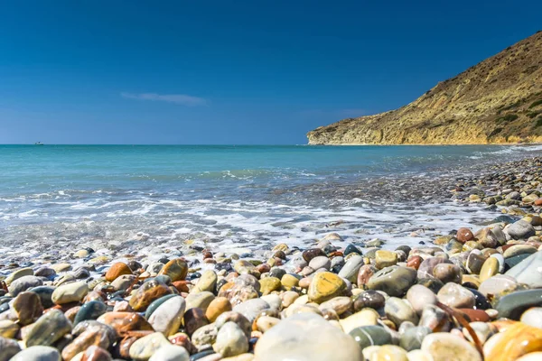 Turkuaz deniz su ve çakıl taşları ile pastoral sakin tropikal plaj