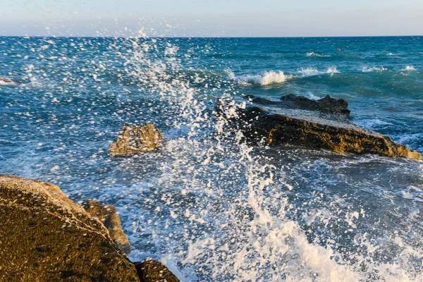 强大的海浪破碎岩石的海滩 — 图库照片