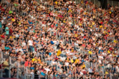 İnsanlar, destekçileri ve taraftarların bir futbol maçında Stadı Tribune bulanık kalabalık