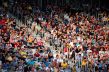 İnsanlar, destekçileri ve taraftarların bir futbol maçında Stadı Tribune bulanık kalabalık