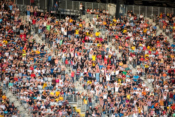 Verschwommene Zuschauermenge Auf Der Tribüne Eines Stadions Bei Einem Fußballspiel — Stockfoto