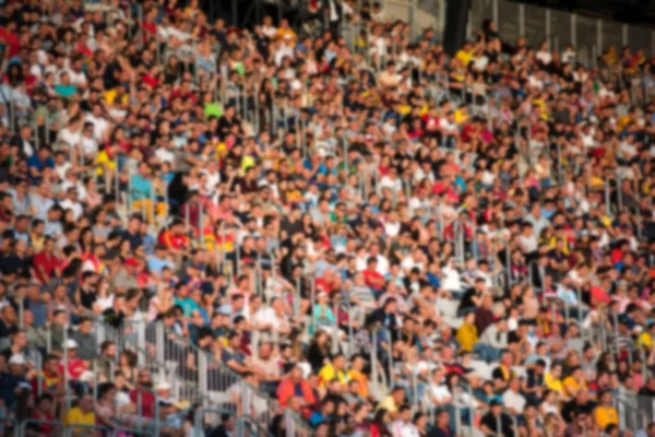 Arka plan futbol taraftarlarının bir stadyumda insan kalabalığı. Bulanık resim