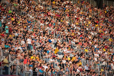 Cluj, Romanya - 16 Haziran 2018: Kalabalık insan, futbol taraftarları Romanya altın takım ve Barcelona efsaneler arasında bir maç onların favorites destekleyen Tribune