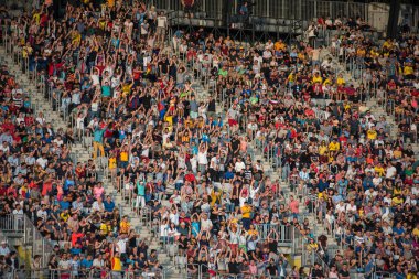Cluj, Romanya - 16 Haziran 2018: Kalabalık insan, futbol taraftarları Romanya altın takım ve Barcelona efsaneler arasında bir maç onların favorites destekleyen Tribune