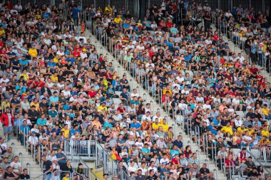Cluj, Romanya - 16 Haziran 2018: Kalabalık insan, futbol taraftarları Romanya altın takım ve Barcelona efsaneler arasında bir maç onların favorites destekleyen Tribune