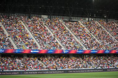 Cluj, Romanya - 16 Haziran 2018: Kalabalık insan, futbol taraftarları Romanya altın takım ve Barcelona efsaneler arasında bir maç onların favorites destekleyen Tribune