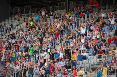 Cluj, Romanya - 16 Haziran 2018: Kalabalık insan, futbol taraftarları Romanya altın takım ve Barcelona efsaneler arasında bir maç onların favorites destekleyen Tribune