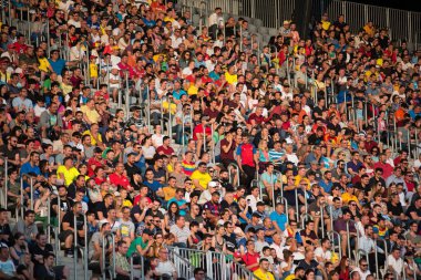 Cluj, Romanya - 16 Haziran 2018: Kalabalık insan, futbol taraftarları Romanya altın takım ve Barcelona efsaneler arasında bir maç onların favorites destekleyen Tribune