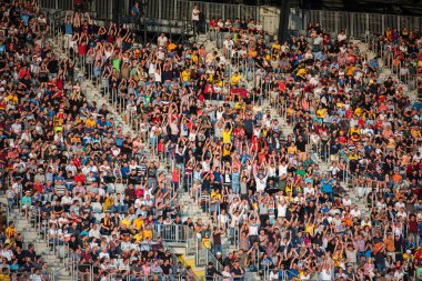 Cluj, Romanya - 16 Haziran 2018: Kalabalık insan, futbol taraftarları Romanya altın takım ve Barcelona efsaneler arasında bir maç onların favorites destekleyen Tribune