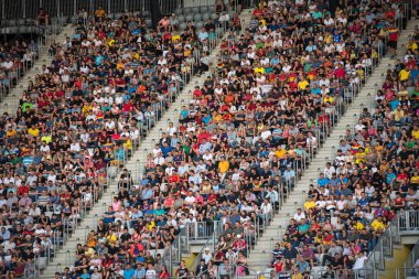 Cluj, Romanya - 16 Haziran 2018: Kalabalık insan, futbol taraftarları Romanya altın takım ve Barcelona efsaneler arasında bir maç onların favorites destekleyen Tribune