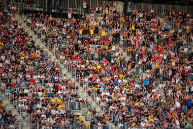 Cluj, Romanya - 16 Haziran 2018: Kalabalık insan, futbol taraftarları Romanya altın takım ve Barcelona efsaneler arasında bir maç onların favorites destekleyen Tribune