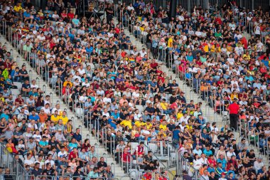 Cluj, Romanya - 16 Haziran 2018: Kalabalık insan, futbol taraftarları Romanya altın takım ve Barcelona efsaneler arasında bir maç onların favorites destekleyen Tribune