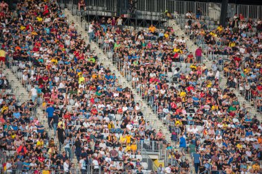 Cluj, Romanya - 16 Haziran 2018: Kalabalık insan, futbol taraftarları Romanya altın takım ve Barcelona efsaneler arasında bir maç onların favorites destekleyen Tribune