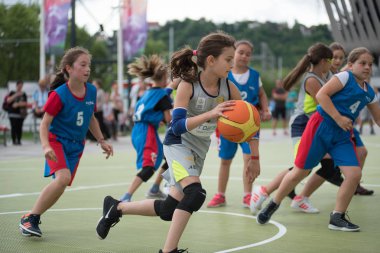 Cluj, Romanya - 15 Haziran 2018: çocuk basketbol spor festivali sırasında oyun