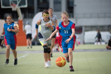 Cluj, Romanya - 15 Haziran 2018: çocuk basketbol spor festivali sırasında oyun