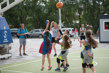 Cluj, Romanya - 15 Haziran 2018: çocuk basketbol spor festivali sırasında oyun