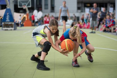 Cluj, Romanya - 15 Haziran 2018: çocuk basketbol spor festivali sırasında oyun