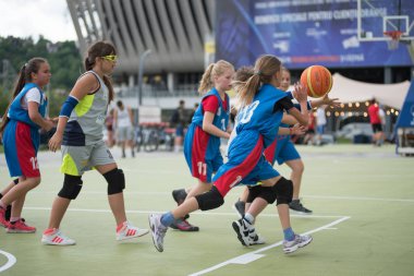 Cluj, Romanya - 15 Haziran 2018: çocuk basketbol spor festivali sırasında oyun