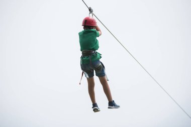 Cluj, Romanya - 17 Haziran 2018: Çocuk inerler zipline parkta Doğum sırasında spor festivali 
