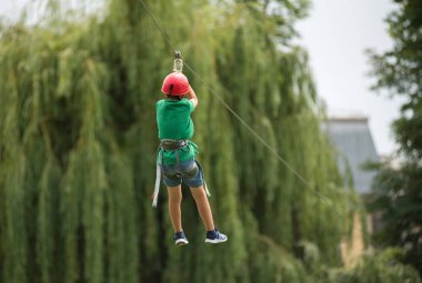 Cluj, Romanya - 17 Haziran 2018: Çocuk inerler zipline parkta Doğum sırasında spor festivali 
