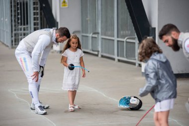 Cluj, Romanya - 17 Haziran 2018: eskrim ve kılıçla spor festivali sırasında pratik Fencer öğrenme genç kız