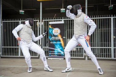 Cluj, Romanya - 17 Haziran 2018: eskrim ve kılıçla spor festivali sırasında pratik eskrimcilerin