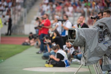 Cluj, Romanya - 16 Haziran 2018: Basın, fotoğrafçılar ve çekim ve Barcelona efsaneleri ve Romen altın takım arasında bir futbol maçı sırasında kayıt mensuplarının