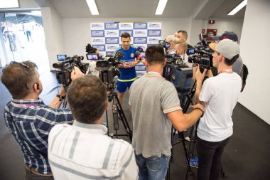 Cluj, Romanya - 15 Haziran 2018: Kameramanlar, fotoğrafçılar ve gazeteciler futbol oyuncu Constantin Galca Barcelona efsaneler karşı bir maç daha önce görüşme