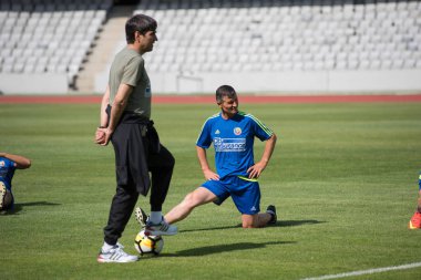 Cluj Napoca, Romanya - 15 Haziran 2018: Romanya Futbol Takımı'nın altın, Victor Piţurcă Barcelona efsaneler karşı bir maçtan önce eğitim oturumu sırasında oyuncularını lider koç