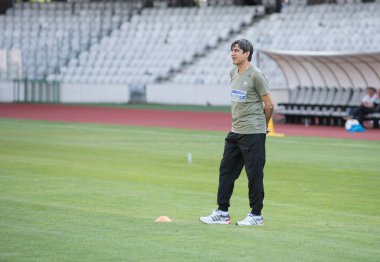 Cluj Napoca, Romanya - 15 Haziran 2018: Romanya Futbol Takımı'nın altın, Victor Piţurcă Barcelona efsaneler karşı bir maçtan önce eğitim oturumu sırasında oyuncularını lider koç
