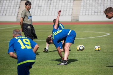 Cluj Napoca, Romanya - 15 Haziran 2018: Romanya Futbol Takımı'nın altın, Victor Piţurcă Barcelona efsaneler karşı bir maçtan önce eğitim oturumu sırasında oyuncularını lider koç